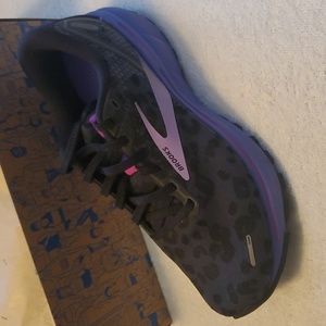 Womens Brooks 14 size 7.5